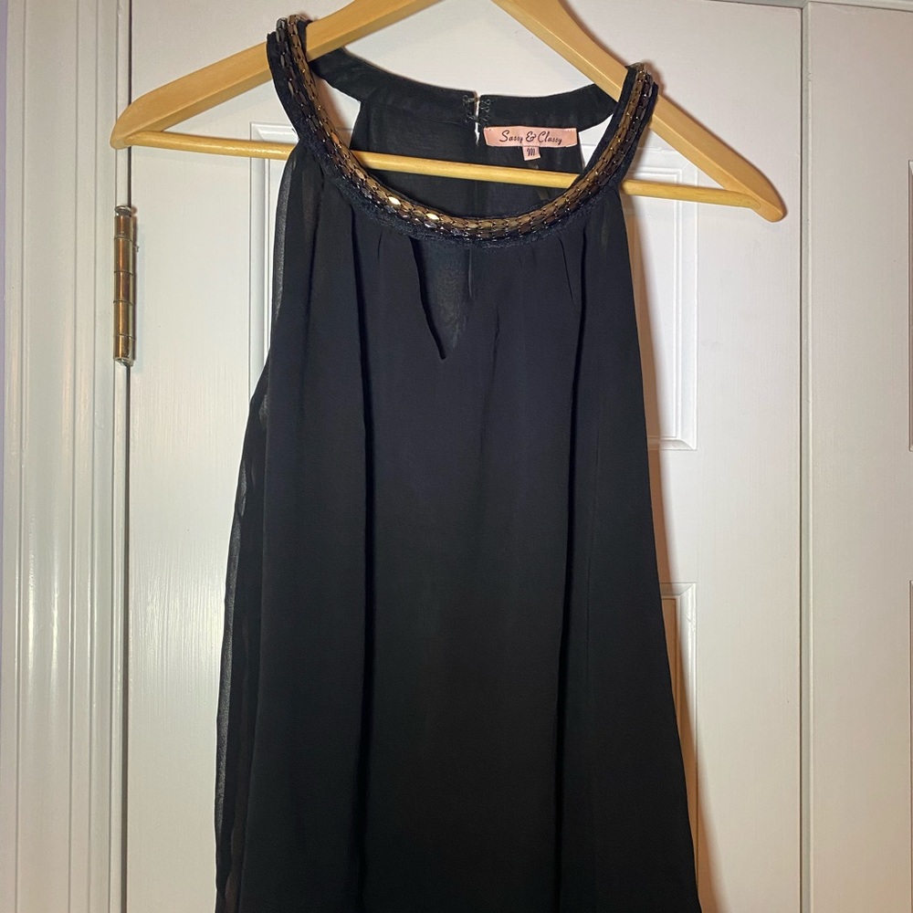 Sleeveless shirt with metal collar detail